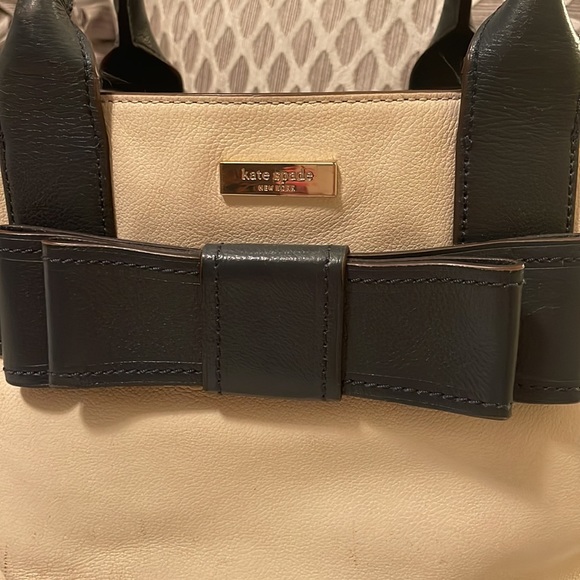Kate Spade Quinn Villabella Cream and Navy Handbag - Picture 2 of 9